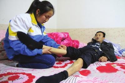 環縣18歲女孩帶癱瘓父親上學:“大學考到哪把父親帶到哪”