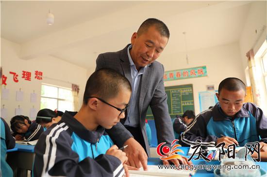 【尋找最美鄉村教師】李天才：不能讓孩子們不會寫字