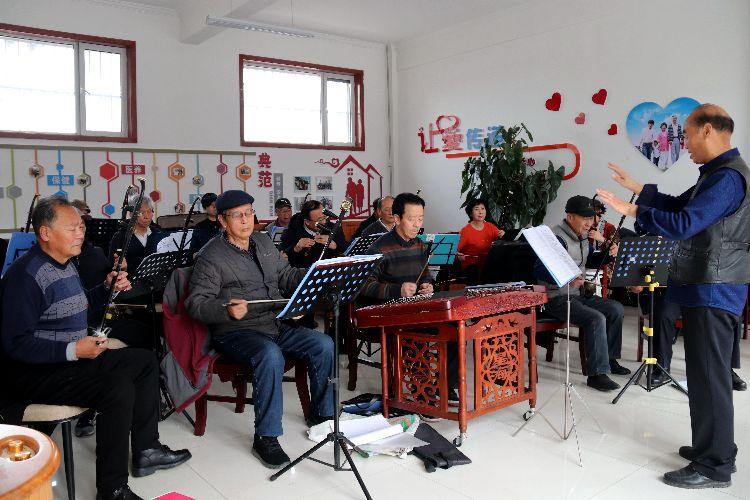 康壽路社區藝術團隊在排演節目。  通訊員  郭芳  攝