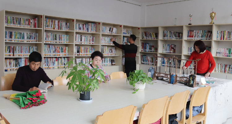 居民在社區城市書吧看書、繪畫。  通訊員  郭芳  攝  