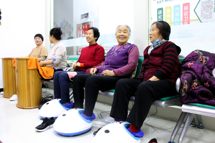 合水東路社區，老年人在做足療按摩。  通訊員  趙芳芳  攝  