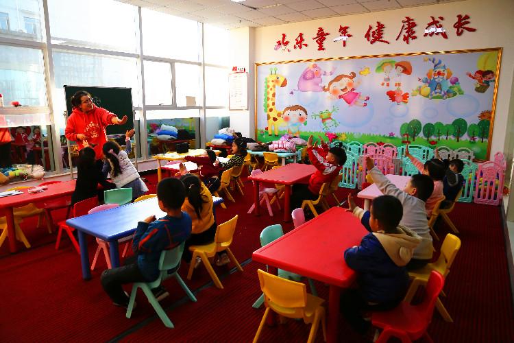 麗景幼兒園學生在合水東路社區的“四點半課堂”做互動游戲。  通訊員  翟娜娜  攝  
