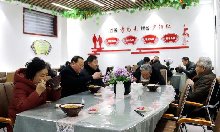 南苑路社區，老人在“老年餐桌”就餐。  通訊員  耿洋洋  攝  