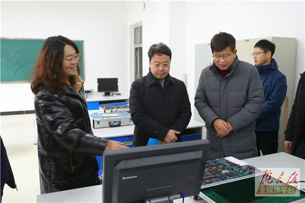 盧小亨在西峰區調研數據信息產業推進落實情況