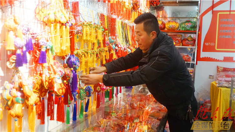 【新春走基層】寧縣農(nóng)民郭海峰創(chuàng)建刺繡扶貧車間，帶領(lǐng)鄉(xiāng)親“繡”出好光景