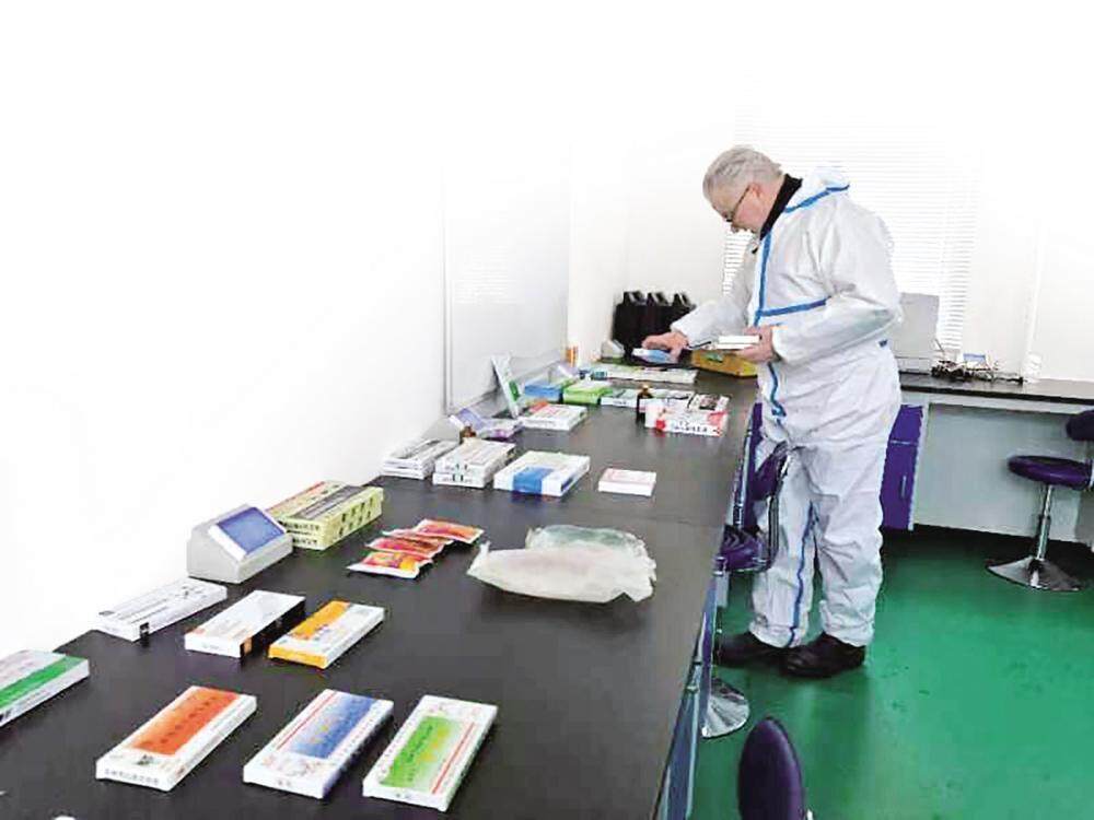 澳大利亞專家戴維德博士在環縣慶環肉羊制種有限公司做研究。