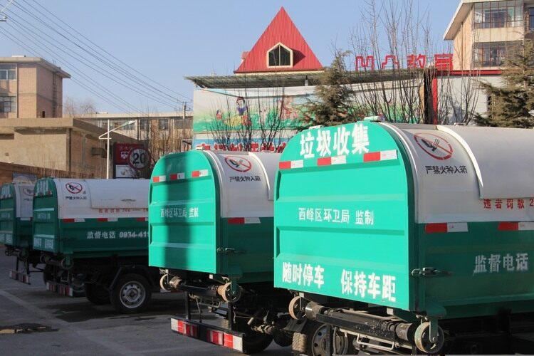 我市環(huán)衛(wèi)部門持續(xù)推進(jìn)每天“三次普掃”及全天候動(dòng)態(tài)保潔作業(yè)機(jī)制。隴東報(bào)全媒體記者 劉萍凝 攝