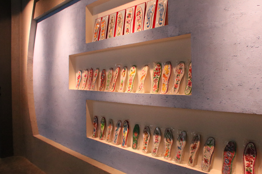 莊子峁生態(tài)農莊農耕文化展示廳內展示的手工刺繡鞋墊。