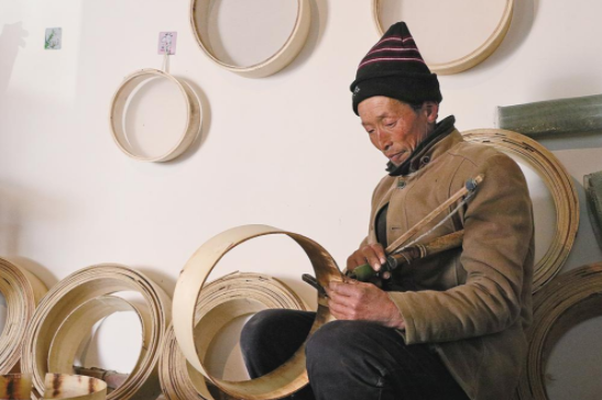 耿塬畔村村民楊滿銀在制作籮篩。