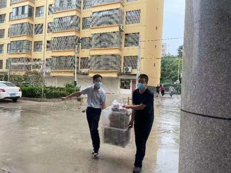 看到路邊的醫護人員，鎮原這對80后夫妻果斷做了一個決定！