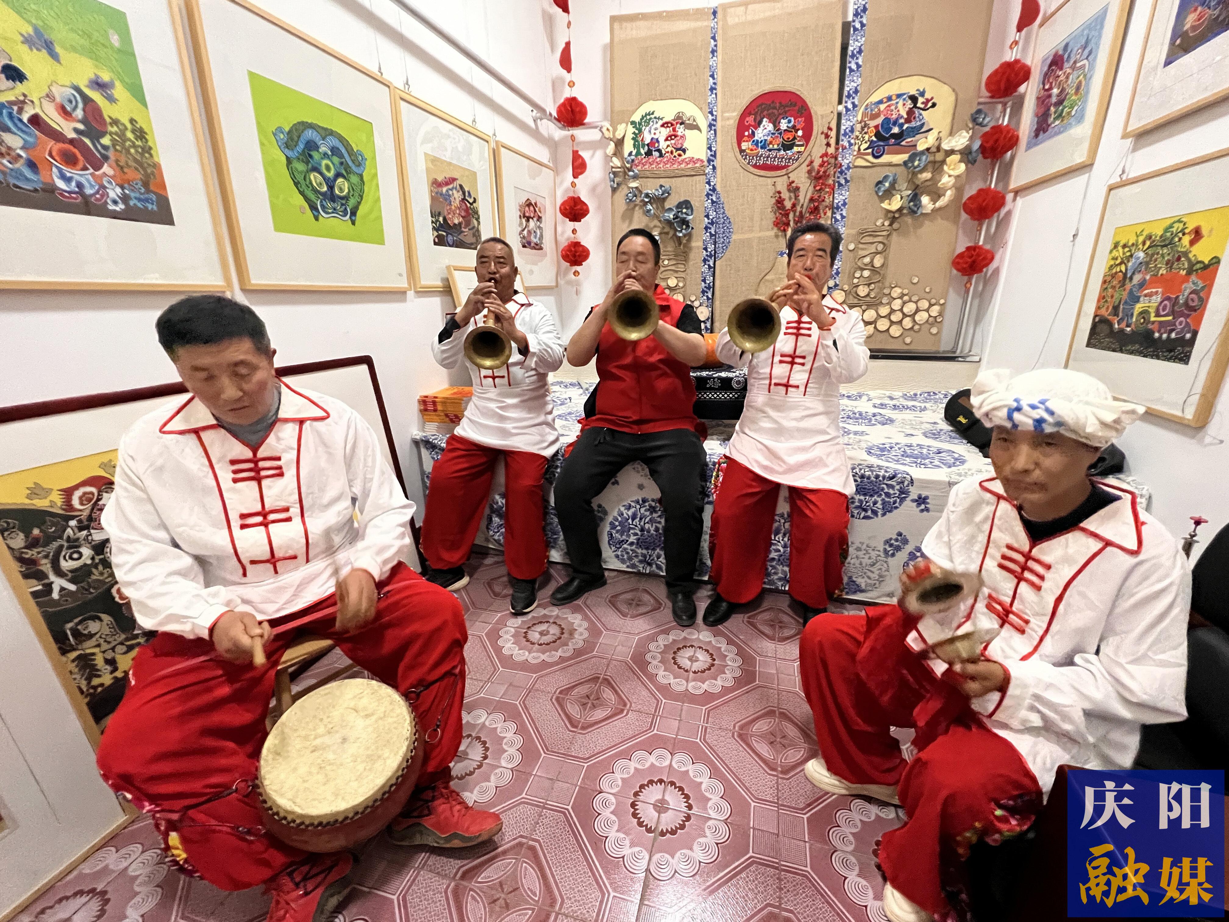 高小兵（左三）和同伴在練習吹嗩吶。