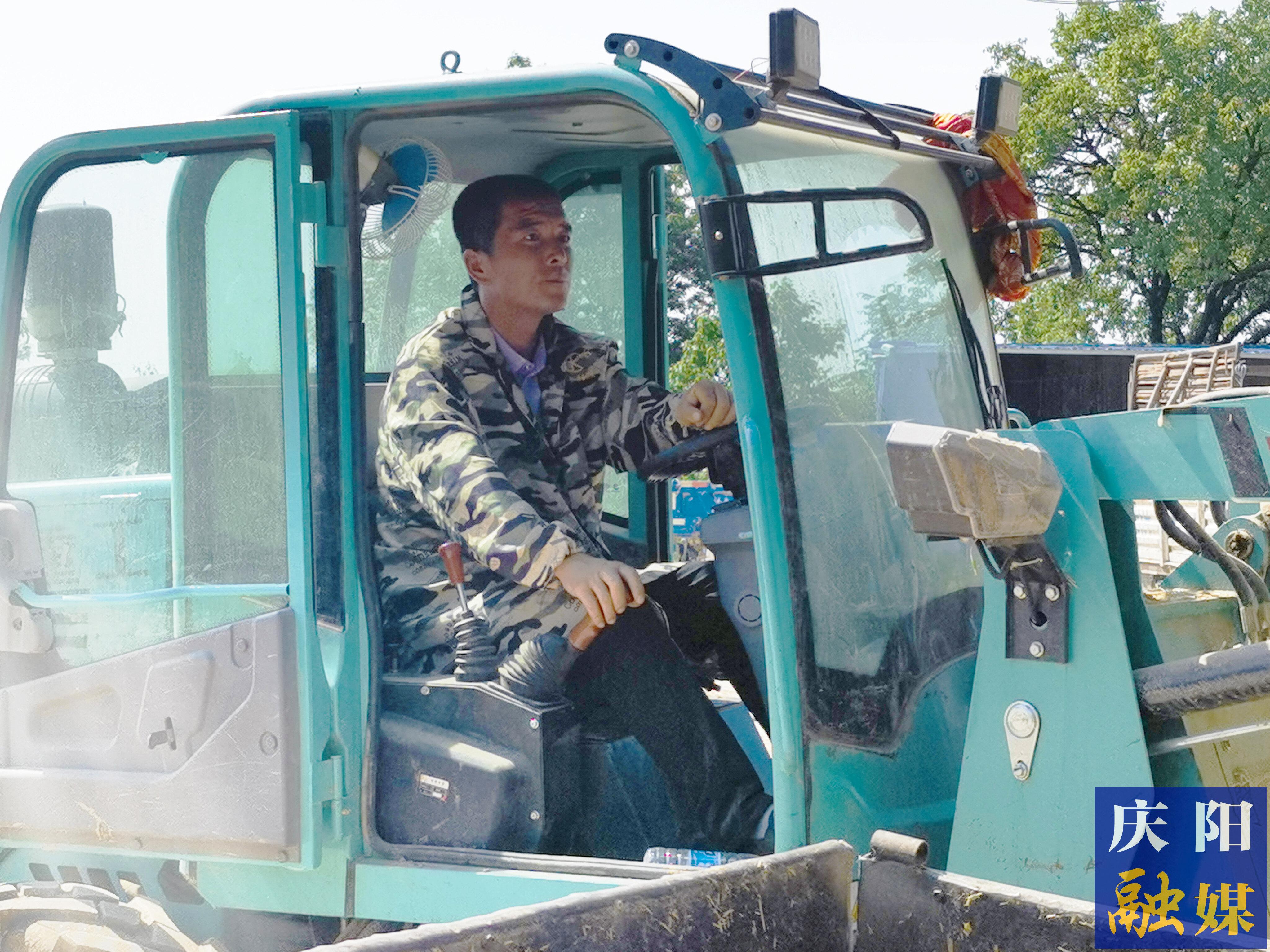 上肖鎮(zhèn)西嶺村返鄉(xiāng)創(chuàng)業(yè)青年郭鵬創(chuàng)辦了鎮(zhèn)原縣名眾生態(tài)種植養(yǎng)殖專業(yè)合作社，現(xiàn)牛存欄187頭，流轉(zhuǎn)土地300多畝種植飼草。 慶陽融媒記者 閆慧 攝