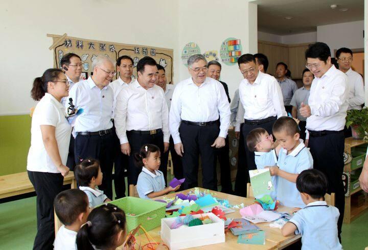 朱永新率全國政協慰問團在鎮原縣開展教師節慰問活動