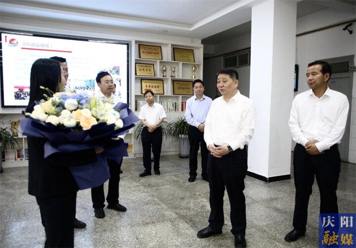 周繼軍看望慰問優秀教師代表