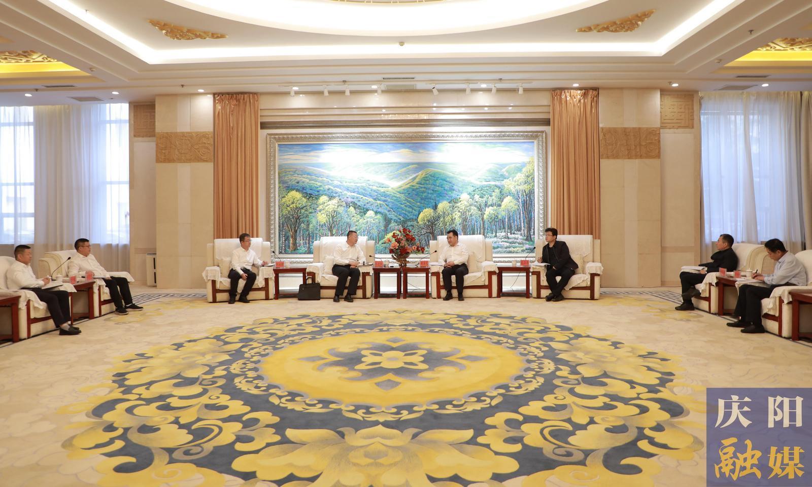 黃澤元與玉門油田分公司執行董事、黨委書記來進和一行座談