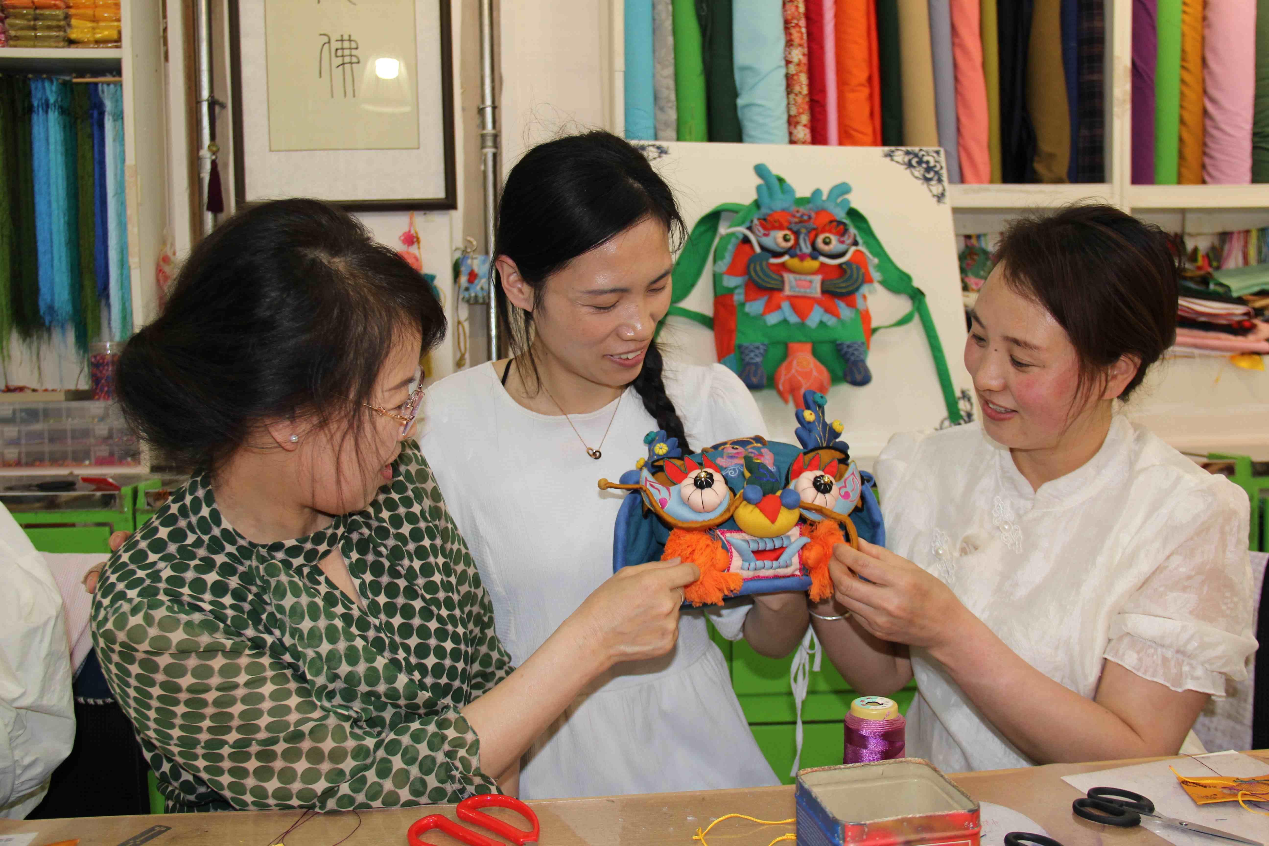 慶陽香包文化產業助殘障人士增收致富