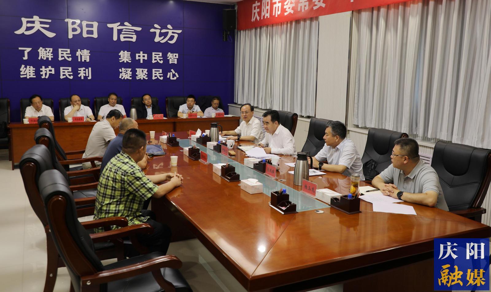 黃澤元在接待信訪群眾時強調  切實維護人民群眾合法權益  努力營造和諧穩定社會環境