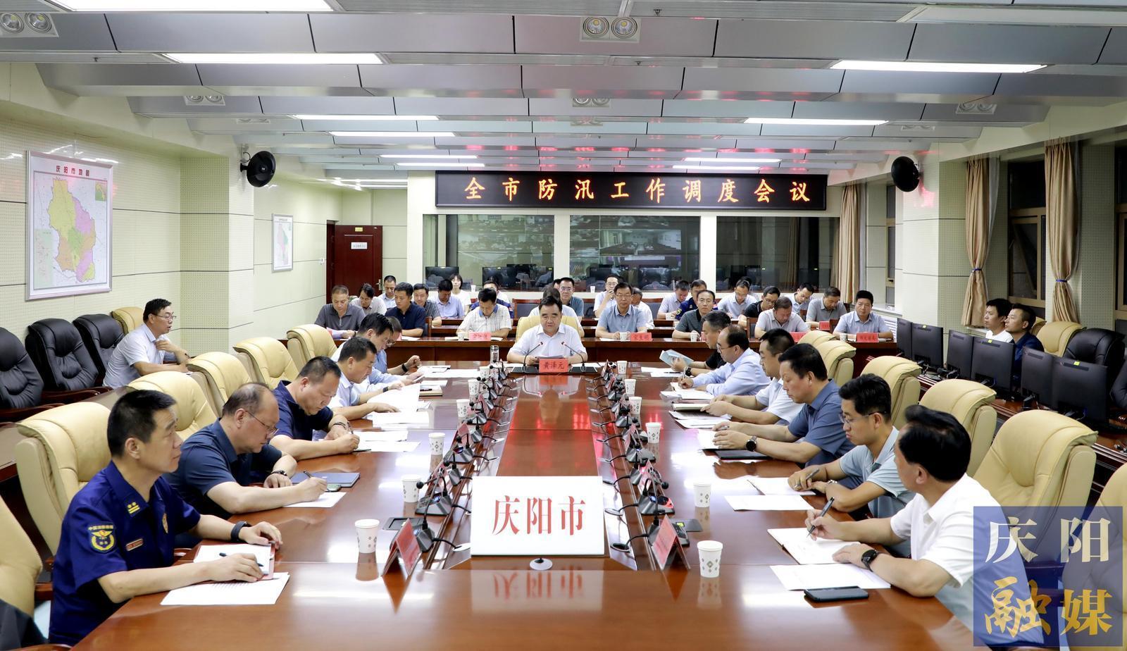 黃澤元在緊急調度全市防汛工作時強調 全力以赴做好強降水天氣應對工作 盡最大努力把災害損失減少到最低