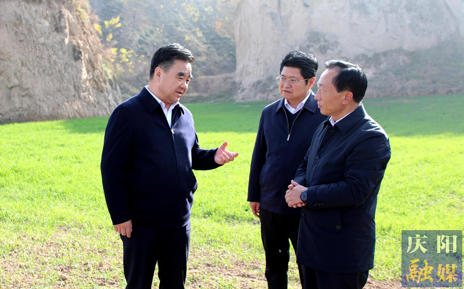 黃澤元在鎮原縣調研重點交通項目規劃建設情況時強調 著眼長遠布局構建內暢外聯路網體系 狠抓項目推進構筑高質量發展強支撐