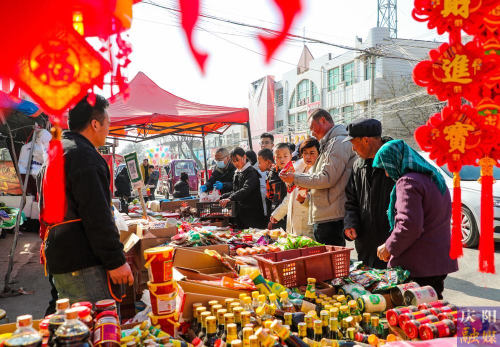 【慶陽年味·攝影報道】趕大集備年貨，煙火氣里年味兒濃