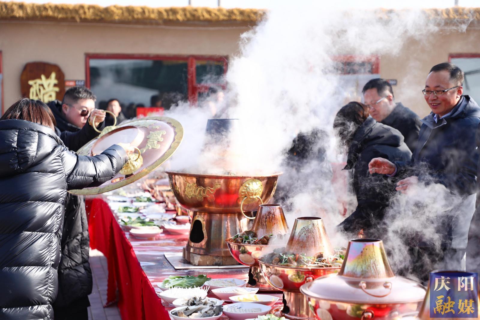 【慶陽年味·攝影報道】環縣莊子峁小年暖鍋宴“熱辣滾燙”