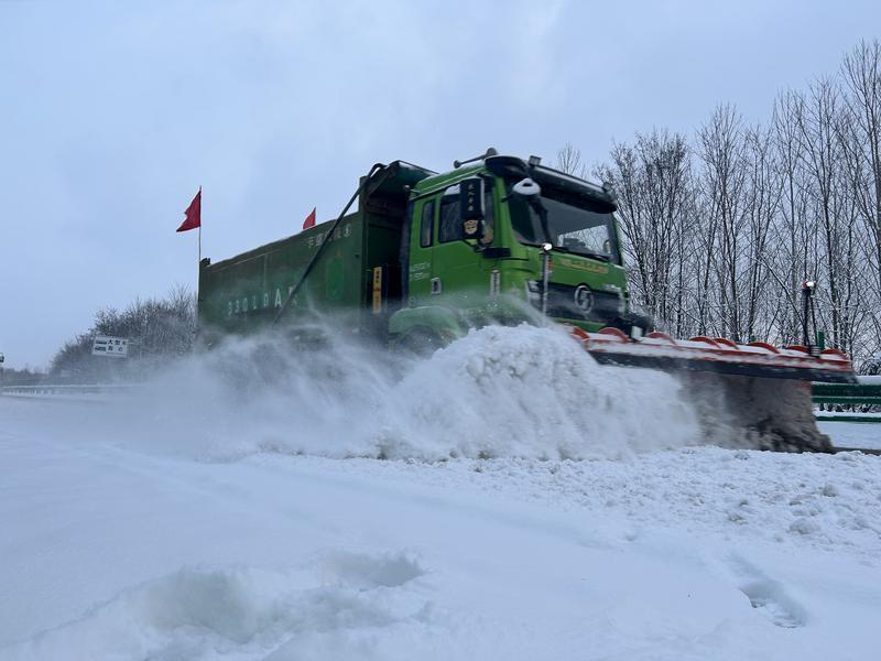 慶城收費所：破冰除雪顯擔當 高效保暢護平安