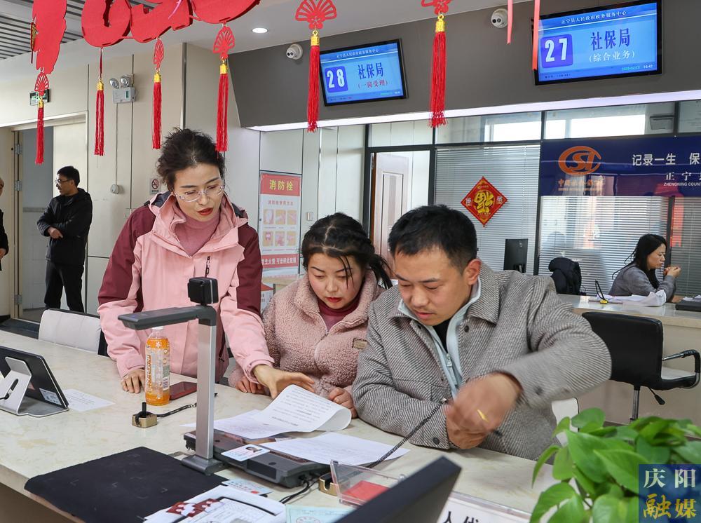 【攝影報道】正寧縣“小寧幫辦”：政務服務新亮點，提升群眾滿意度