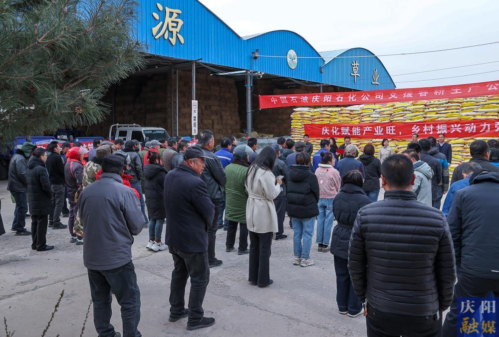 【攝影報道】慶陽石化捐贈90噸復合肥助力鎮原縣馬渠鎮春耕生產