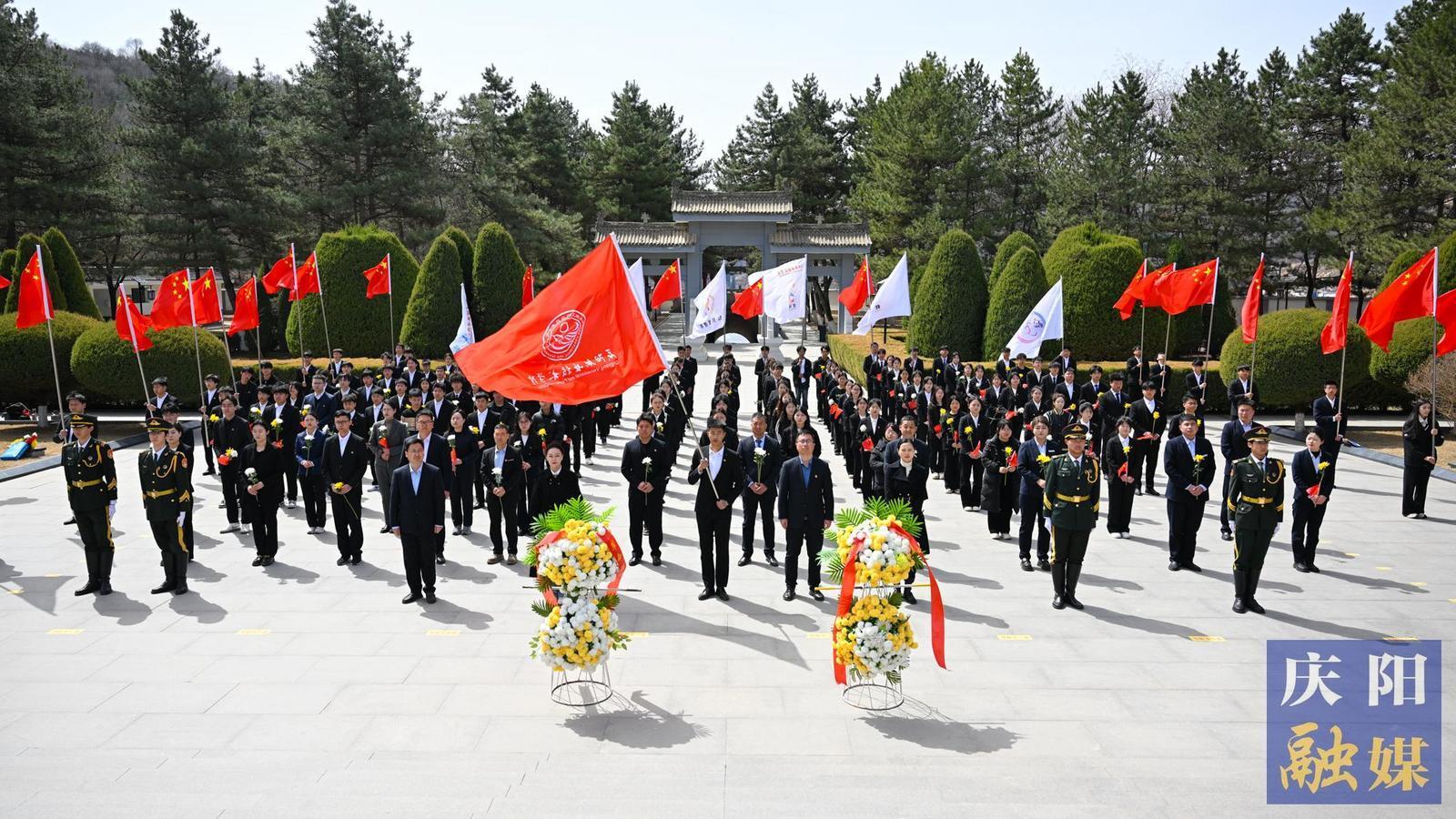 攝影報道】慶陽職業技術學院開展“緬懷革命先烈 弘揚南梁精神 重走長征路”紅色主題教育活動