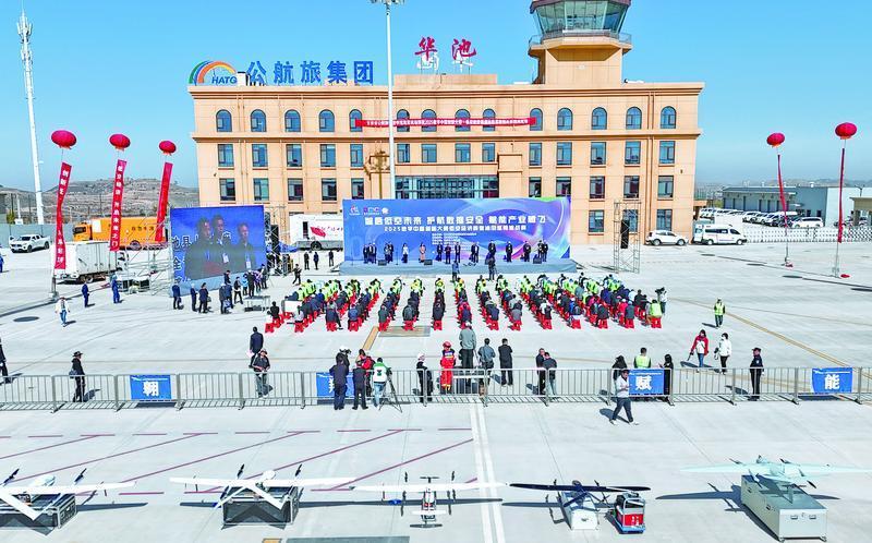 2025數字中國創新大賽·低空經濟賽道·特別報道丨無人機秒變“巡檢尖兵”！全國首次油田巡檢挑戰賽在慶陽舉行