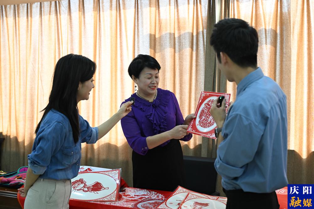 剪紙藝人介紹慶陽剪紙。