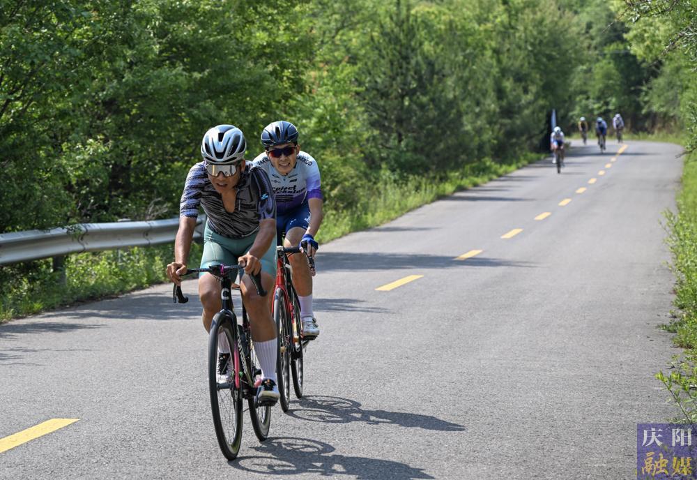 【攝影報道】燃魂征途 賡續(xù)紅色血脈 2025騎觀慶陽紅色之路公路自行車爬坡賽舉行