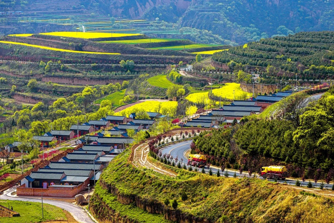 【“亮牌子、樹形象、展風(fēng)采”城鄉(xiāng)文明創(chuàng)建巡禮】慶陽市西峰區(qū)顯勝鄉(xiāng)毛寺村：“四維共進(jìn)” 繪就文明鄉(xiāng)村新畫卷