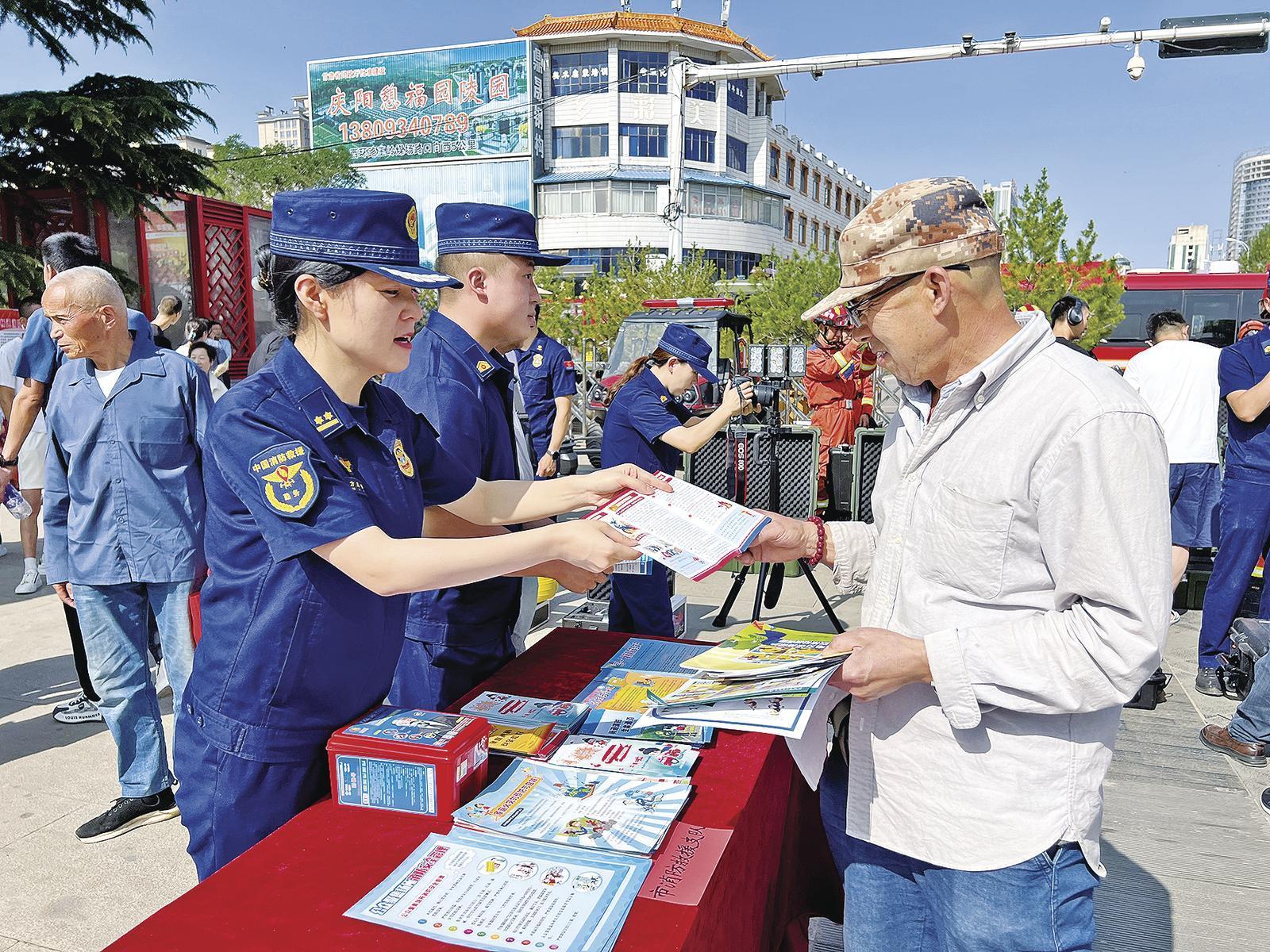 慶陽市、西峰區安委辦聯合開展“安全宣傳咨詢日”活動。