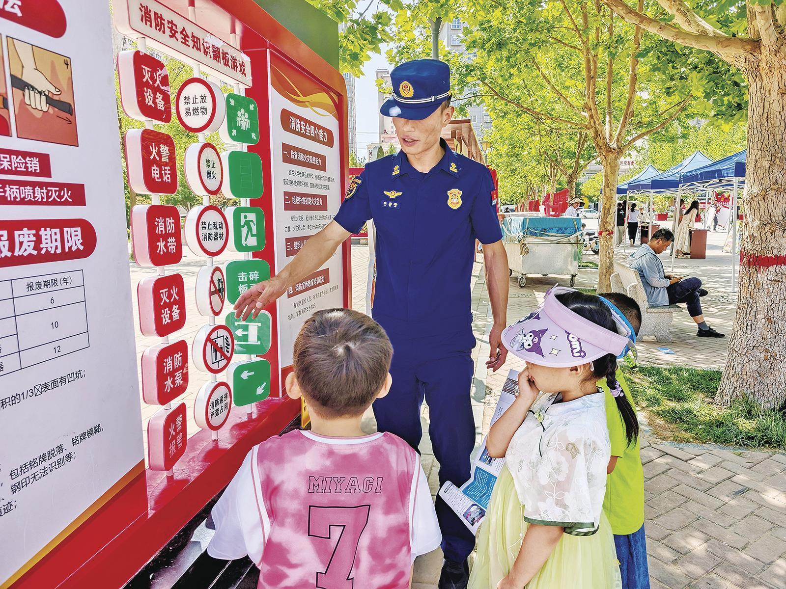 鎮原縣安委辦聯合相關部門開展“安全宣傳咨詢日”活動