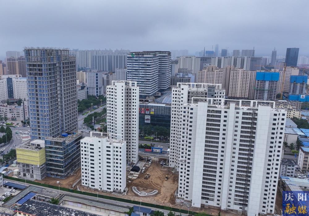 【攝影報(bào)道】西峰區(qū)盛世宏璟項(xiàng)目建設(shè)正酣 老城區(qū)煥新加速