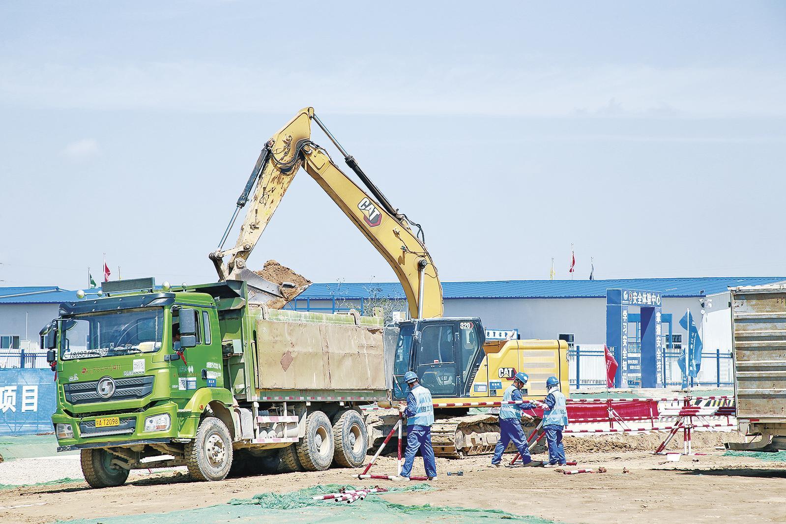 近日，位于寧縣早勝鎮的甘能化（慶陽）2×660MW煤電項目建設如火如荼。