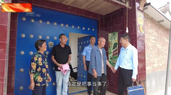 【慶陽榜樣】李鵬飛：把群眾的事當(dāng)成自己的事他能在凌晨兩點(diǎn)提著水桶沖向火場救出11條人命；他能為一樁積怨16年的鄰里糾紛上門調(diào)解9次；他能讓刑滿釋放人員重新找到生活的希望。他就是寧縣中村鎮(zhèn)政府信訪和矛盾糾紛調(diào)處干部李鵬飛