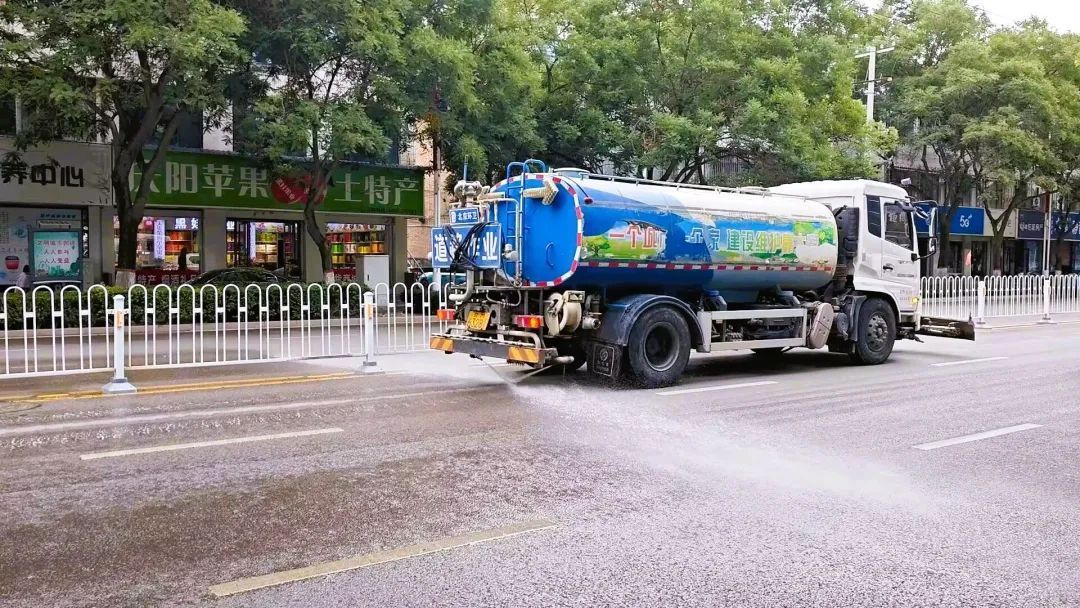 【深入開展城市管理提質年行動】西峰區：“五位一體”作業刷新城市顏值 道路機掃率達90%