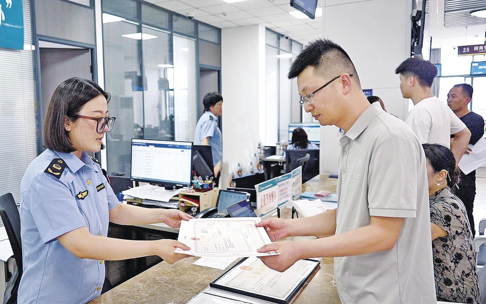 西峰區首張“個轉企”紙質版營業執照