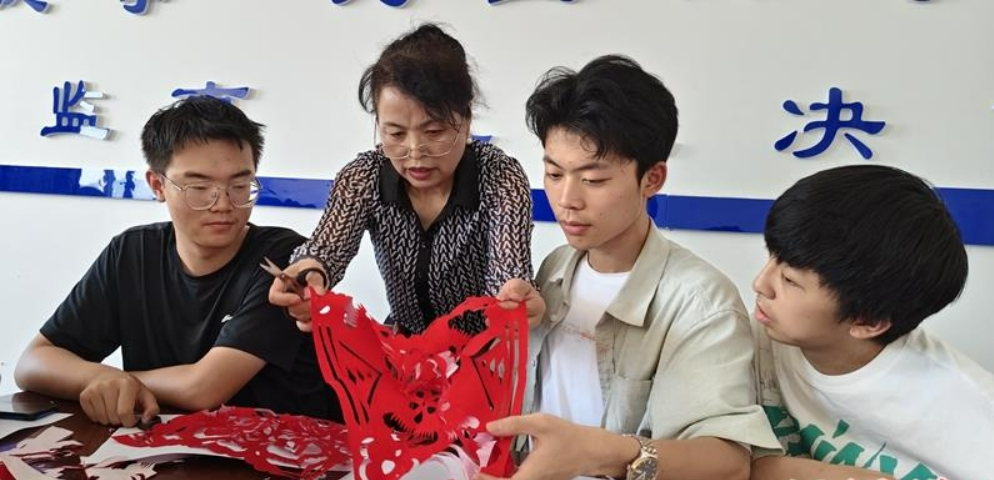 西峰區解放路社區開展“剪紙寄情 新風入畫”主題活動