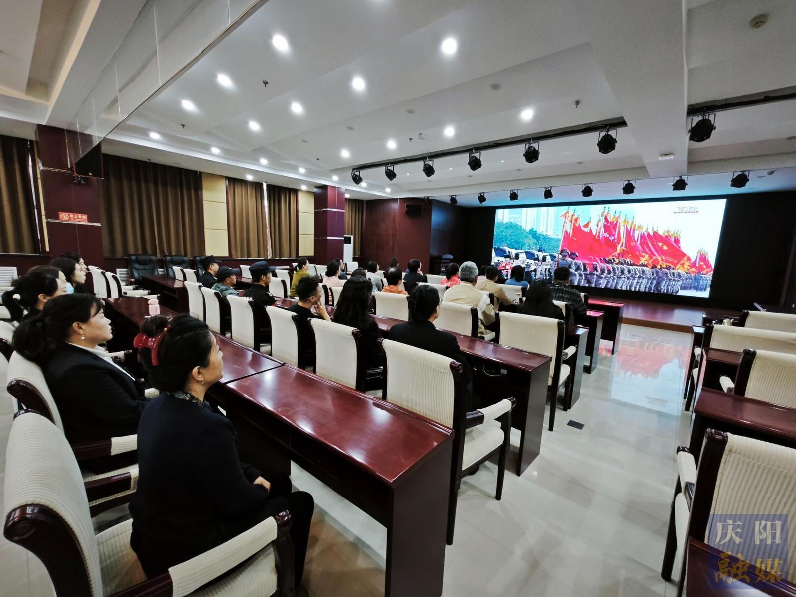 【攝影報(bào)道】慶陽各界干部群眾收看九三閱兵盛況 汲取奮進(jìn)力量