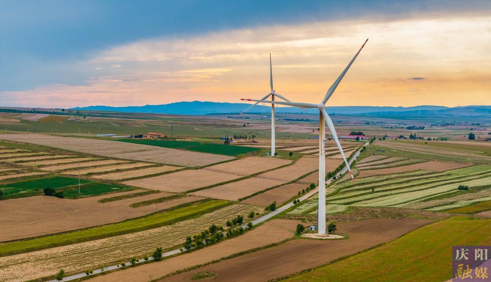 【攝影報(bào)道】環(huán)縣南湫風(fēng)電場(chǎng)  繪就初秋新畫卷