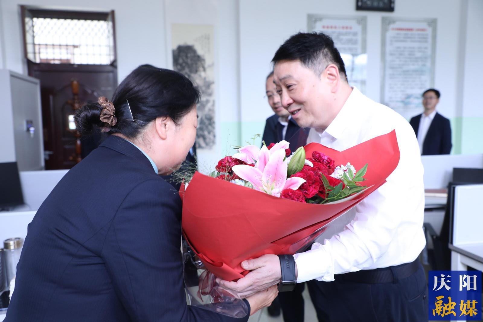 周繼軍在慶陽第七中學看望慰問教師代表并調研學校辦學及校園安全專項整治工作情況