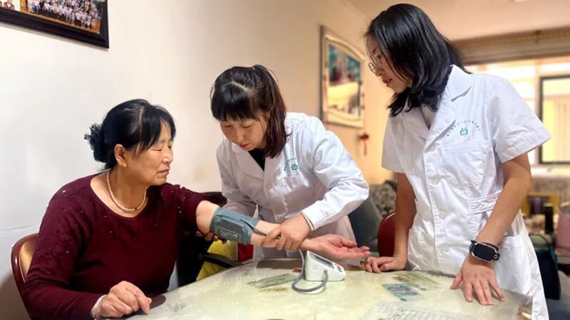 西峰區解放路社區：志愿服務在行動 進家入戶話新風