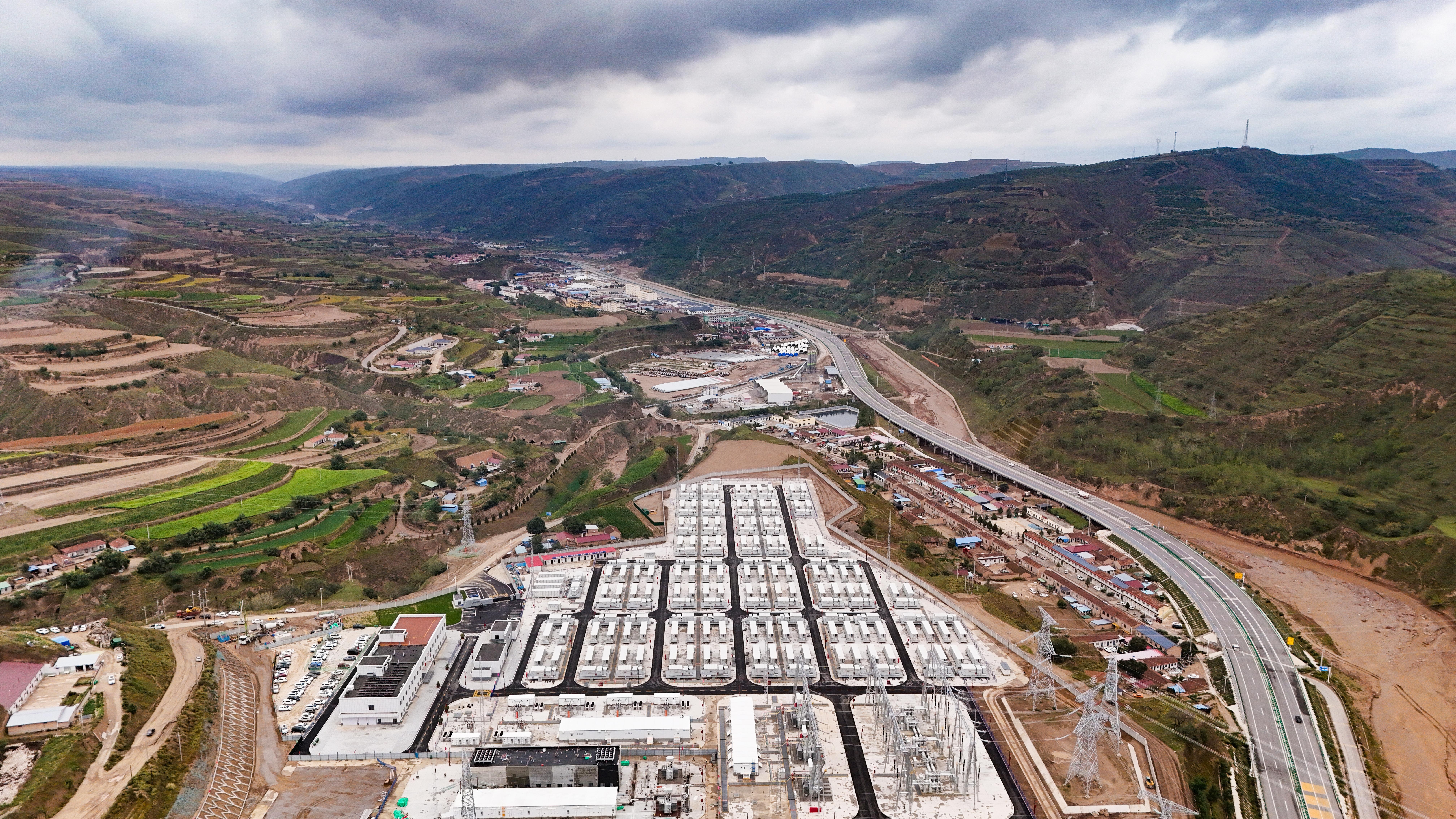 【攝影報(bào)道】“隴電入魯”華能隴東能源基地新能源項(xiàng)目F1配套儲(chǔ)能項(xiàng)目建成具備受電條件