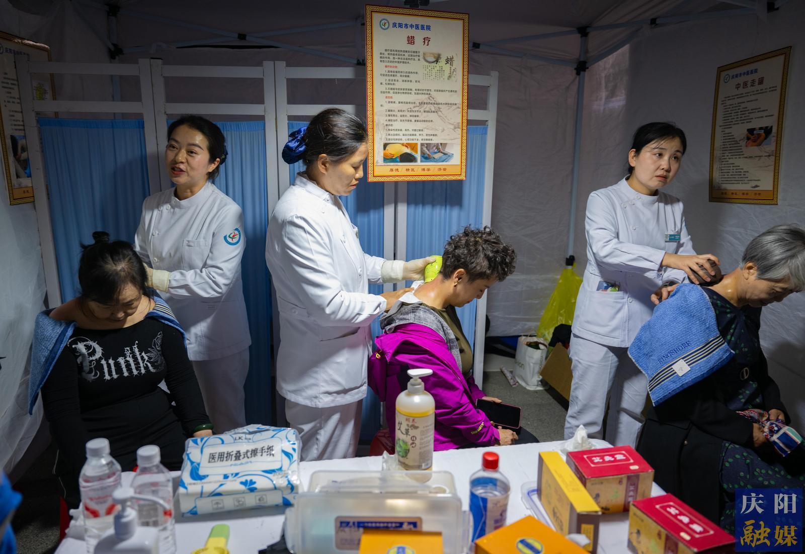 【攝影報(bào)道】慶陽市中醫(yī)藥文化夜市“開張” 市民紛紛“打卡”理療