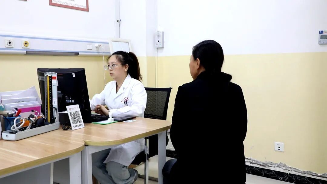 國慶“不打烊”：華池白衣執(zhí)甲護生命 綠衣穿梭遞溫情