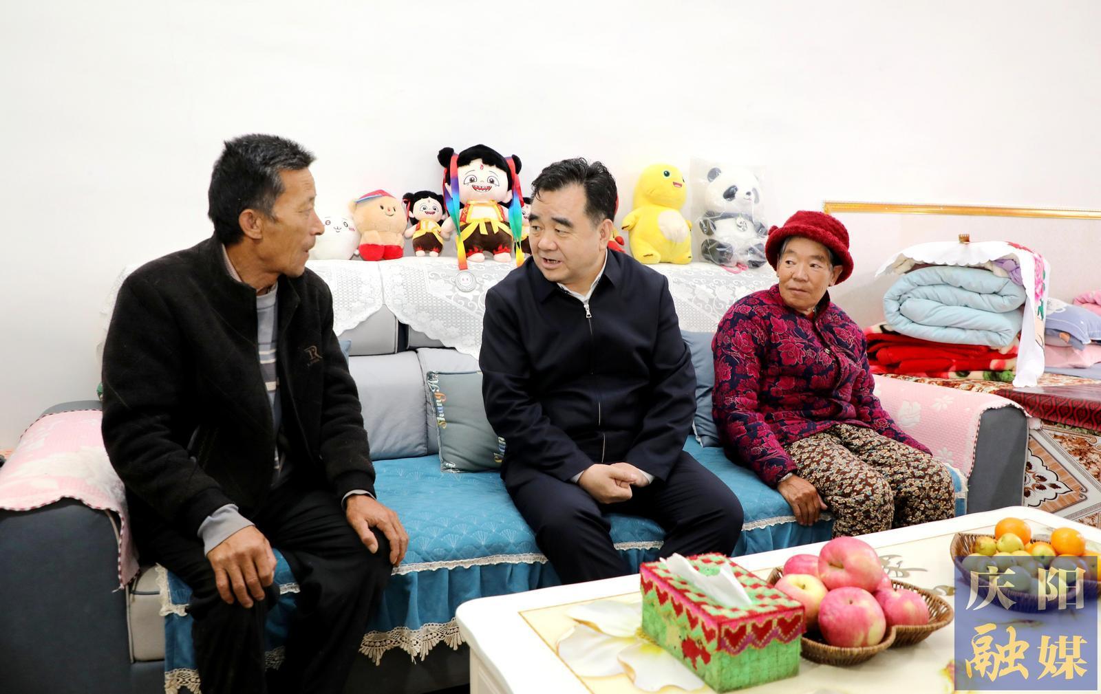 黃澤元在環縣蘆家灣鄉調研時強調 全力以赴打好五年過渡期收官戰 堅決守牢不發生規模性返貧底線