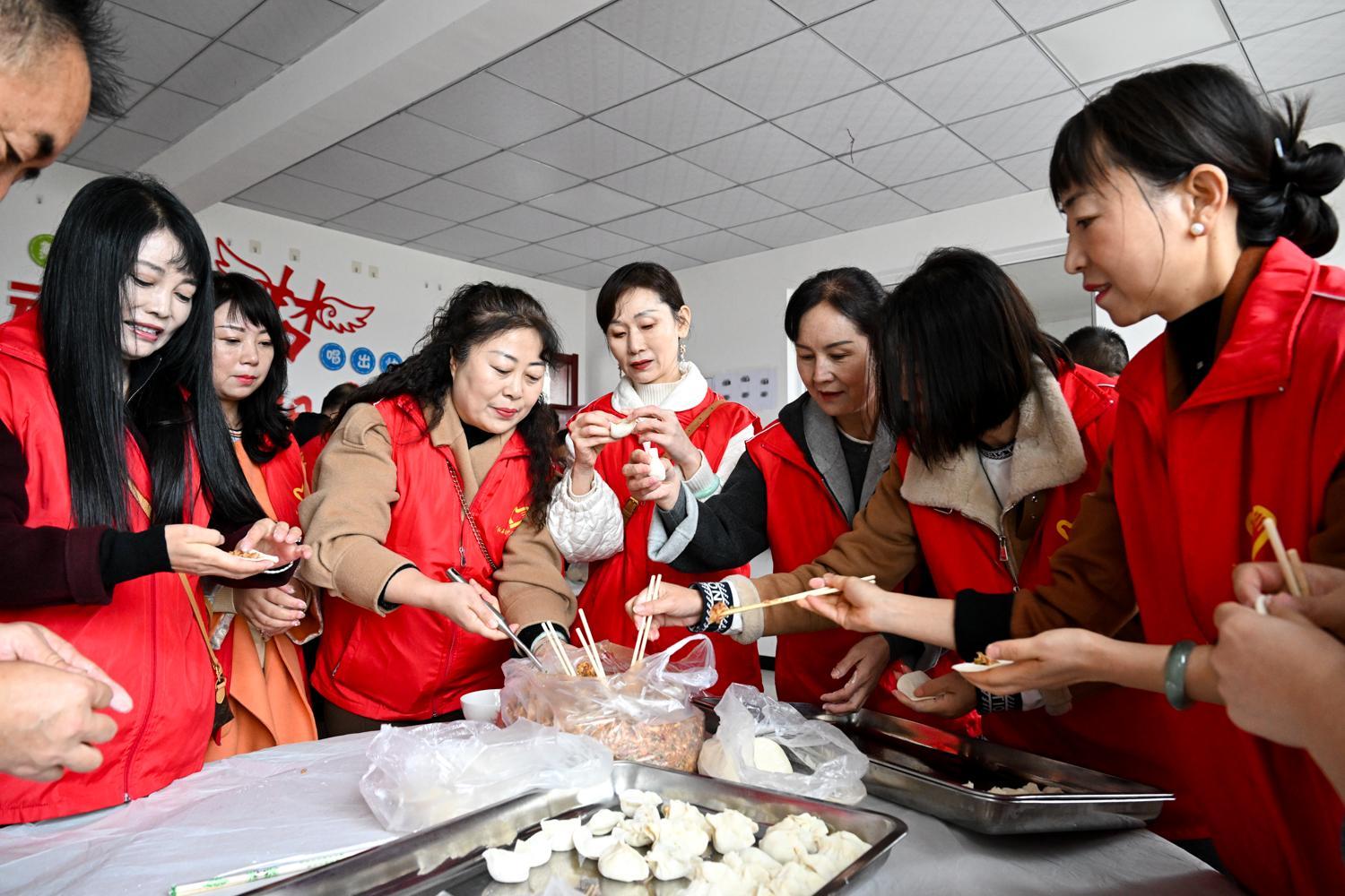 【攝影報道】“紅石榴籽心連心 中華民族一家親”重陽節志愿服務活動情暖顯勝敬老院